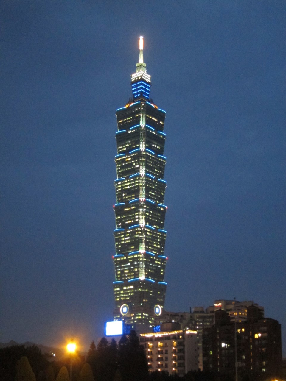 Taipei 101, a popular background for rice queen profile pictures